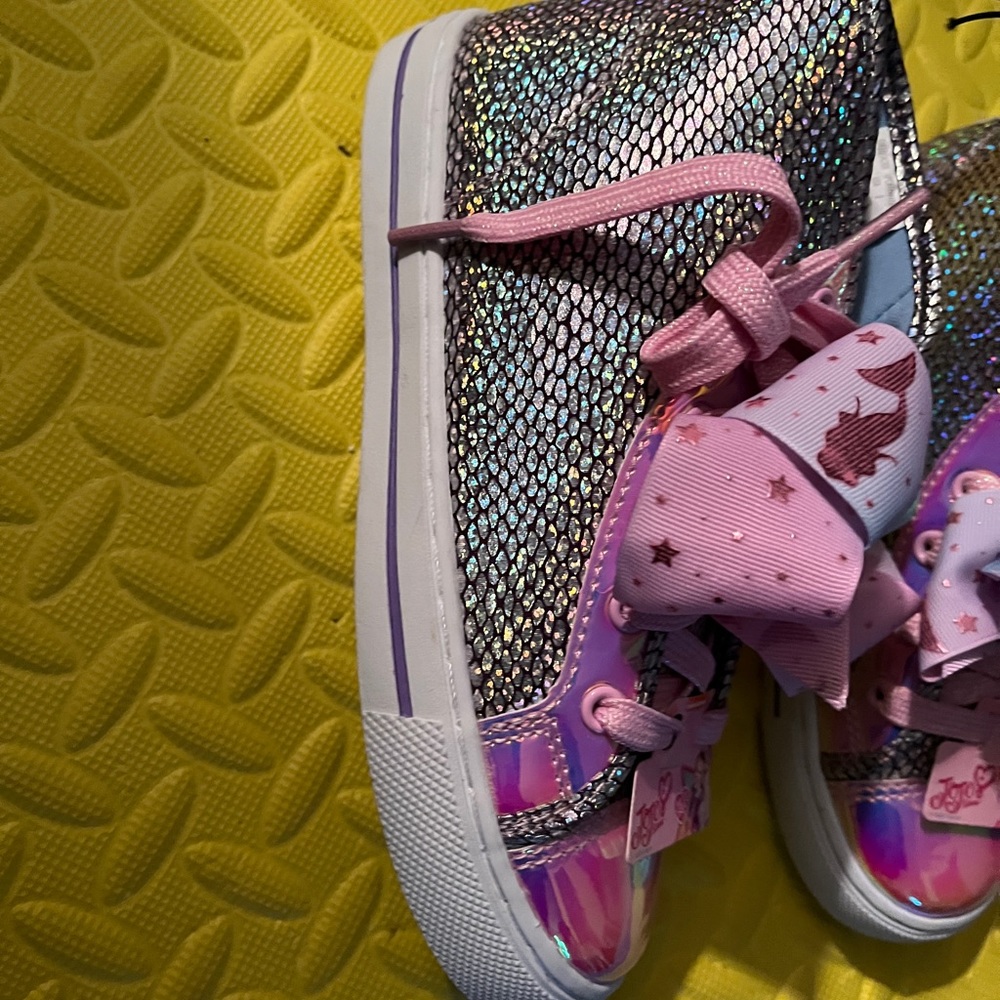 Fun jo Jo sneakers. Size 2 girls so cute shiny. Great big bows !